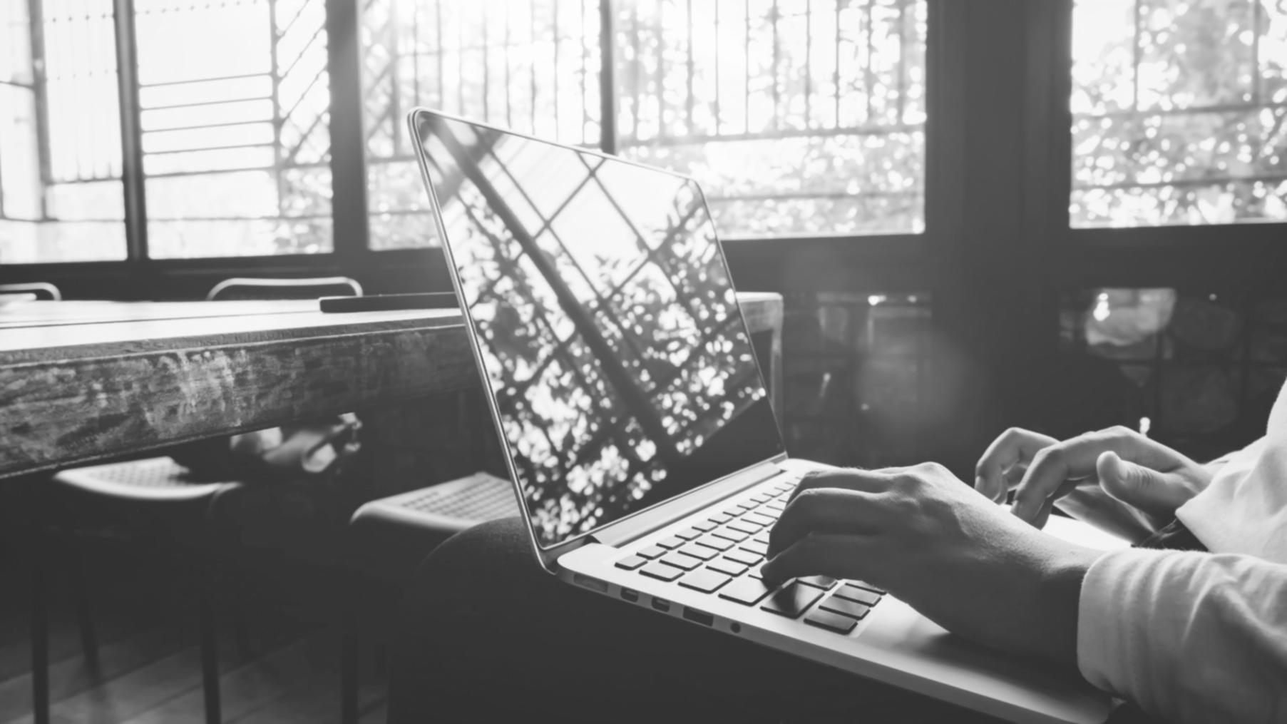 Formation en service client financier avec support pédagogique et environnement d'apprentissage professionnel