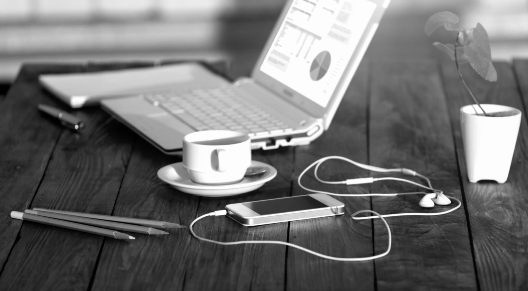 Bureau de conseil financier moderne avec documents et tablette